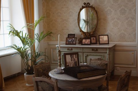 Почему антикварная мебель требует инженерной подготовки на этапе стяжки и штукатурки