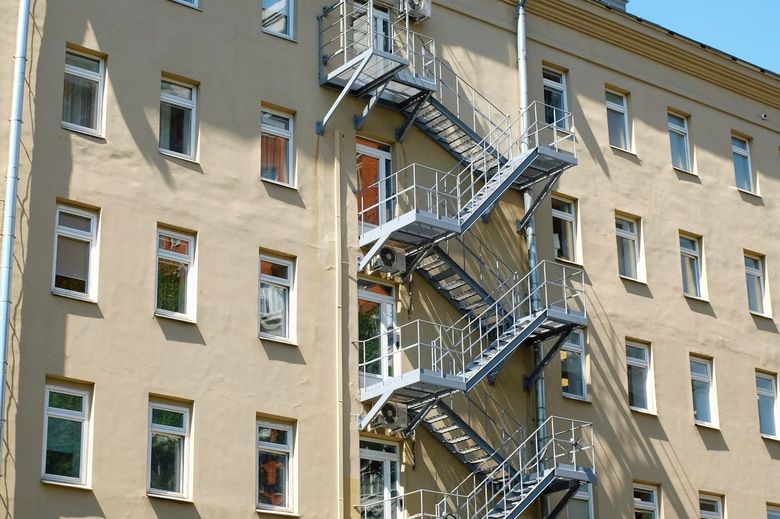 Какие нормативные документы регулируют пожарную безопасность квартиры?