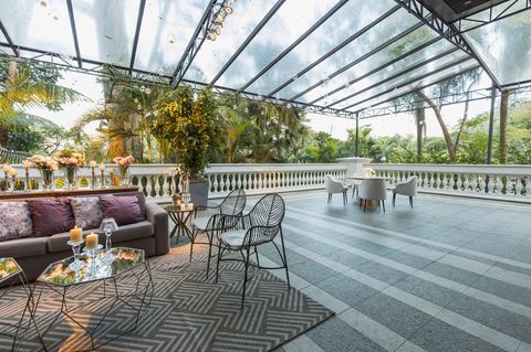 Почему остекление террасы в Highwood Residence требует особого подхода