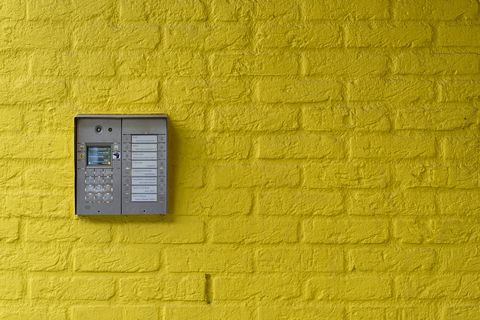 Какие стандарты видеонаблюдения и контроля доступа актуальны для квартир в «СберСити»?