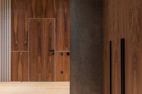 Какие нормативы и допуски определяют невидимость скрытых дверей?