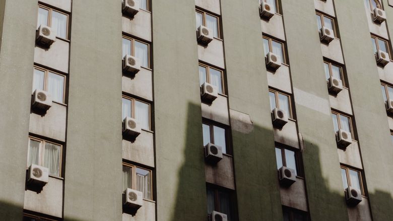 Какие нормы регулируют установку внешних блоков на фасаде многоквартирного дома?