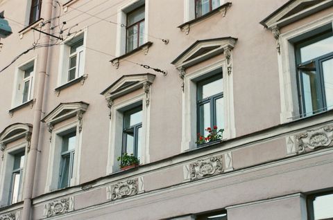 Какие требования к окнам установлены проектной документацией ЖК «Клубный дом на Якиманке»?