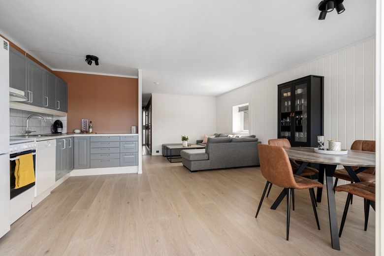Почему в гостиной 40+ м² нельзя просто расставить мебель по периметру?